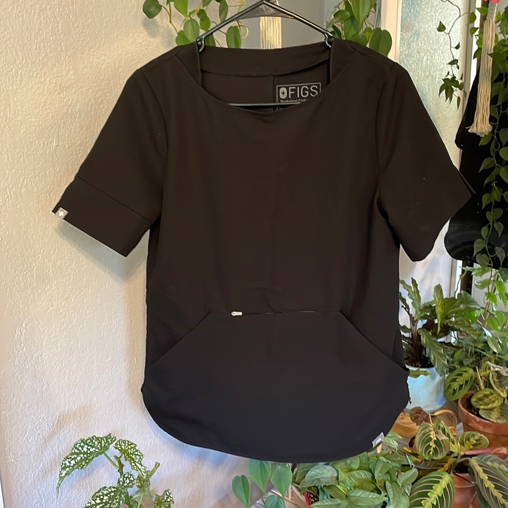 Figs Remera Top with Kangaroo Zip Pocket